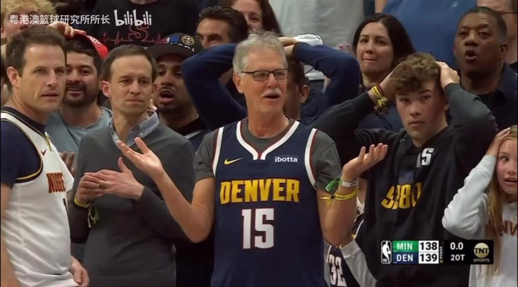 導(dǎo)火索？回顧此前掘金對(duì)陣森林狼，威少送出三分犯規(guī)后的眾生相！