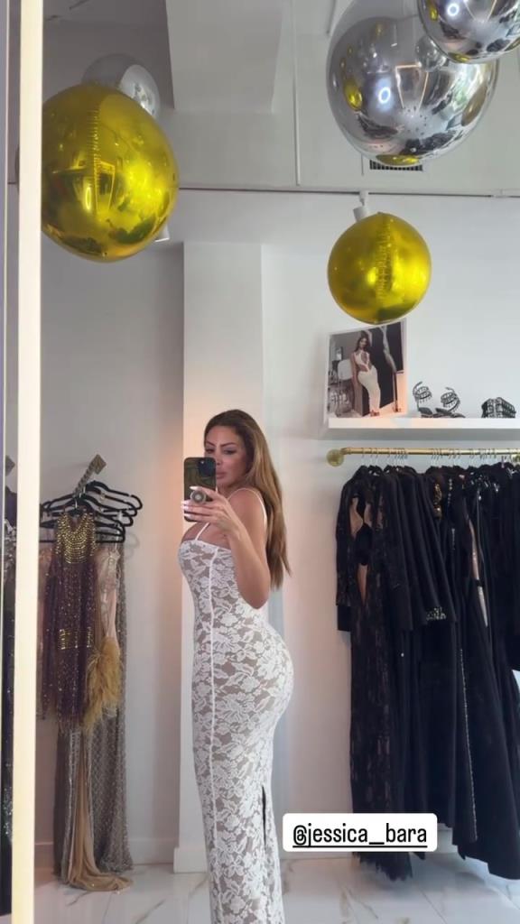 徐娘半老！皮蓬前妻穿吊帶裙自拍，這身材也太炸裂了！