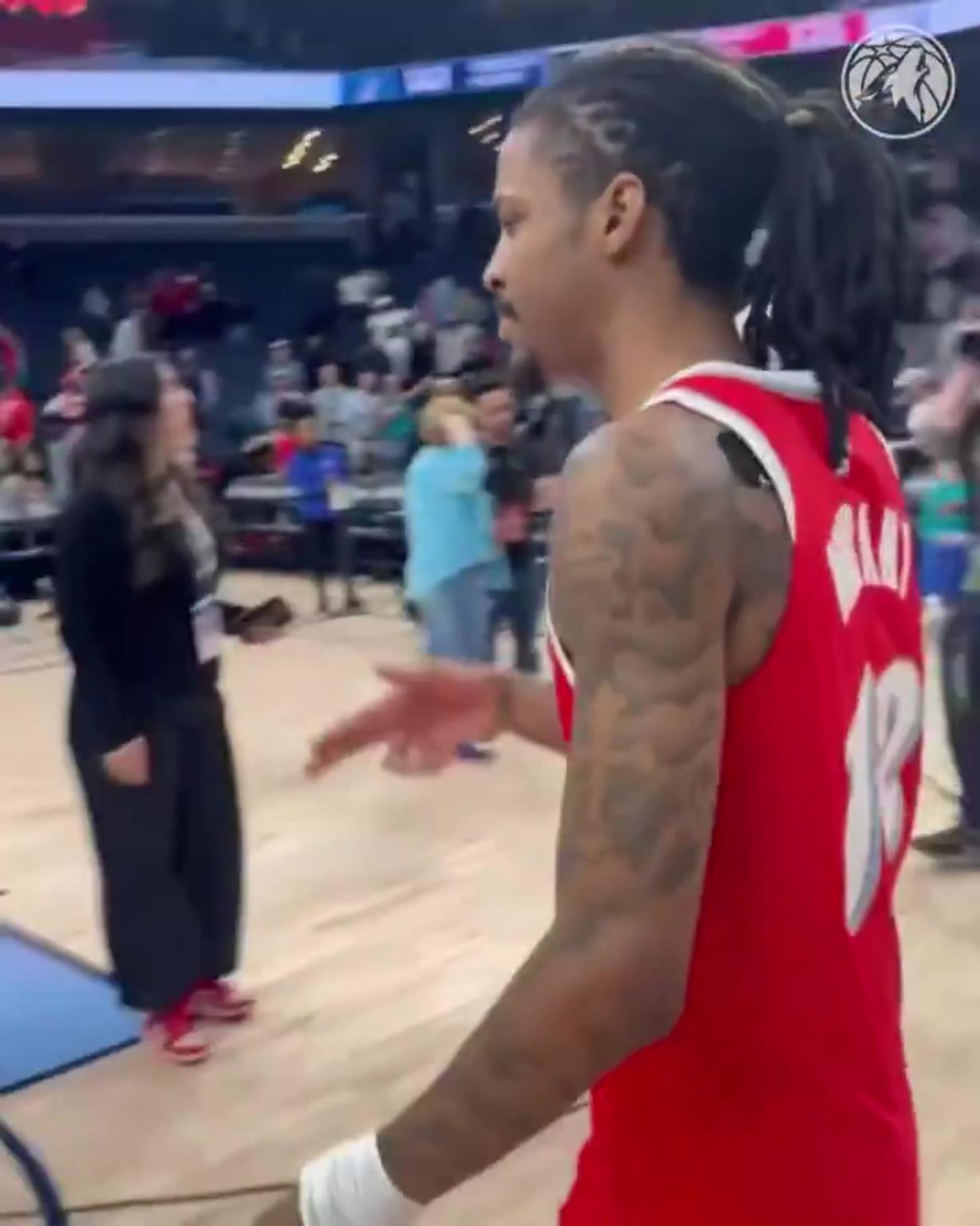 笑死！莫蘭特賽后與華子握手，竟然也是比出“手槍”的手勢(shì)