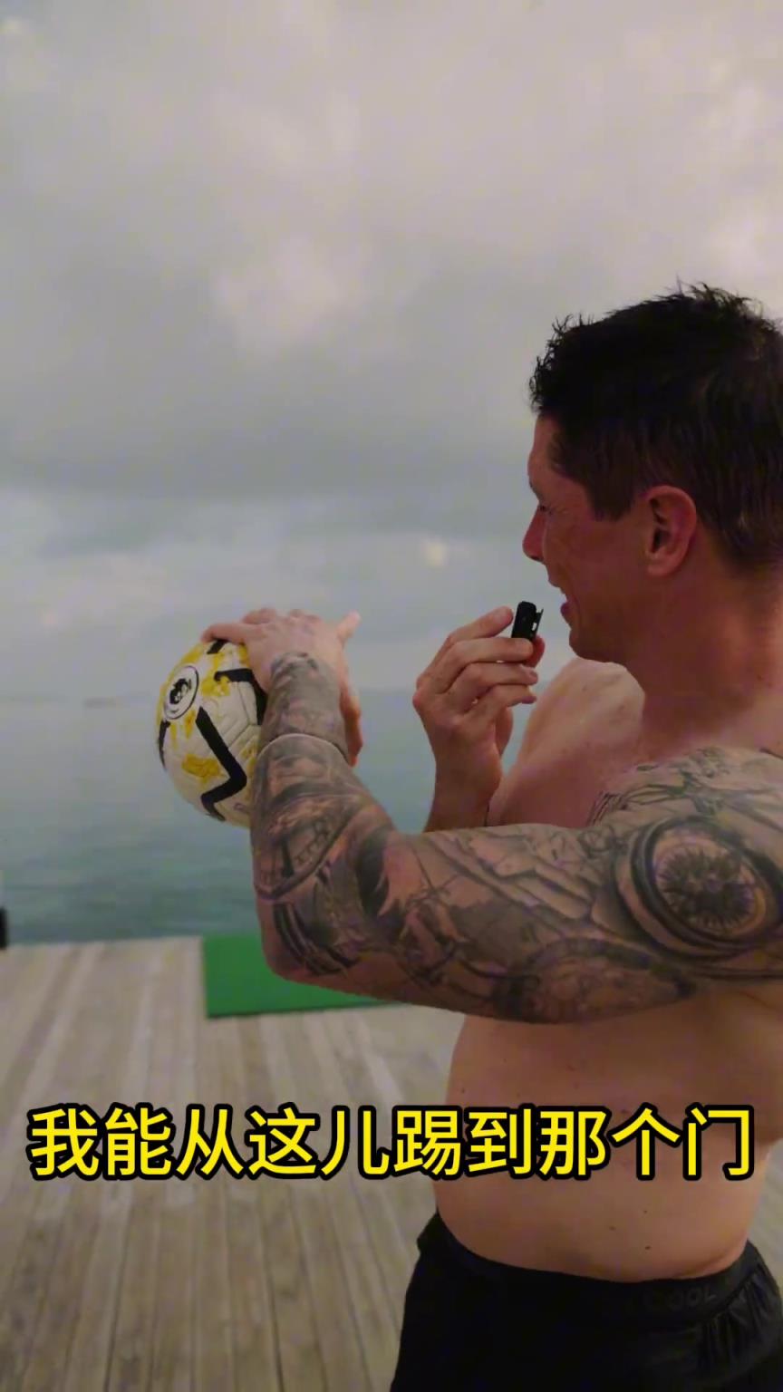 當(dāng)年多少人的偶像！托雷斯挑戰(zhàn)赤腳進(jìn)球