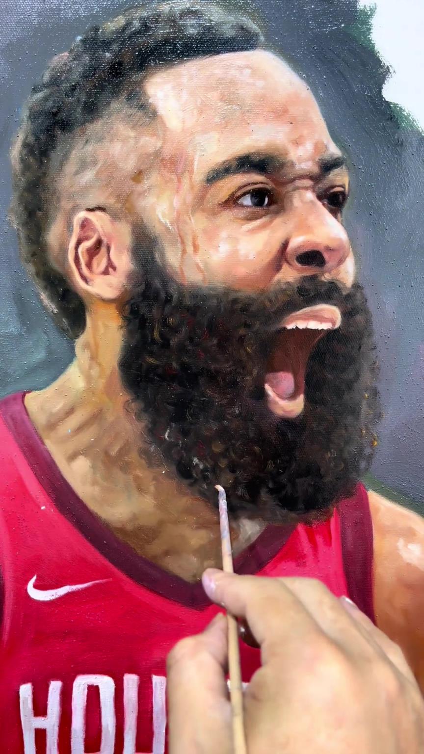 網(wǎng)友在街頭繪畫(huà)遭路人圍觀：最帥的火箭登~