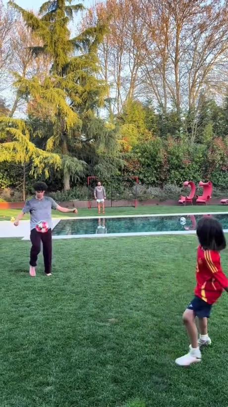 馬塞洛和兒子隔水相傳！大兒子腳法有點(diǎn)東西的！