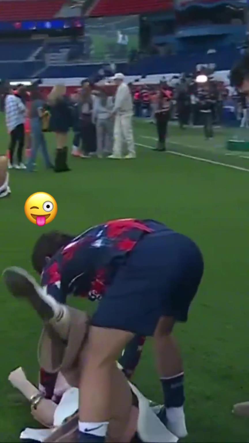 玩這么花！？?jī)?nèi)維斯在家人面前把自己女友按倒在地